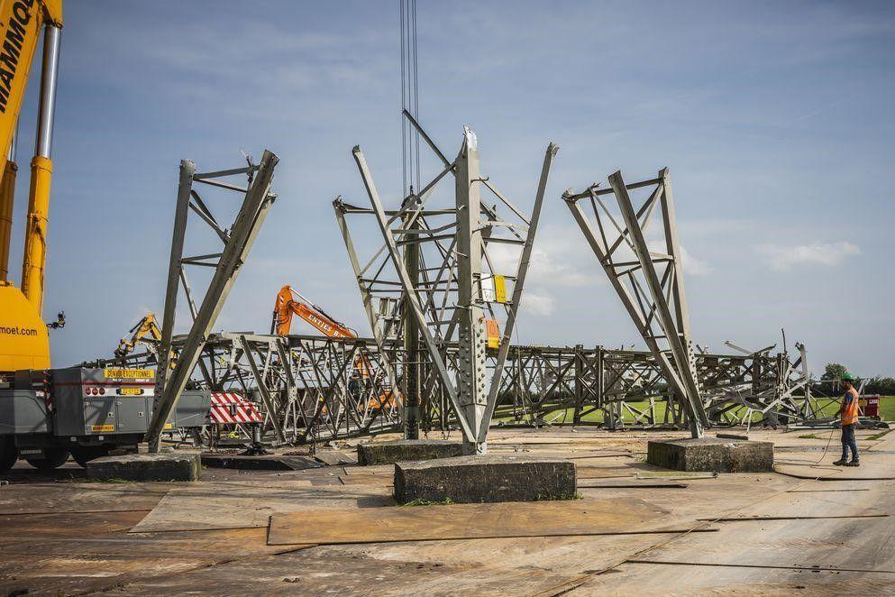 BAM rondt afbreken 129 oude hoogspanningsmasten en 1.100 kilometer geleiders in Groningen af na modernisering elektriciteitsnet