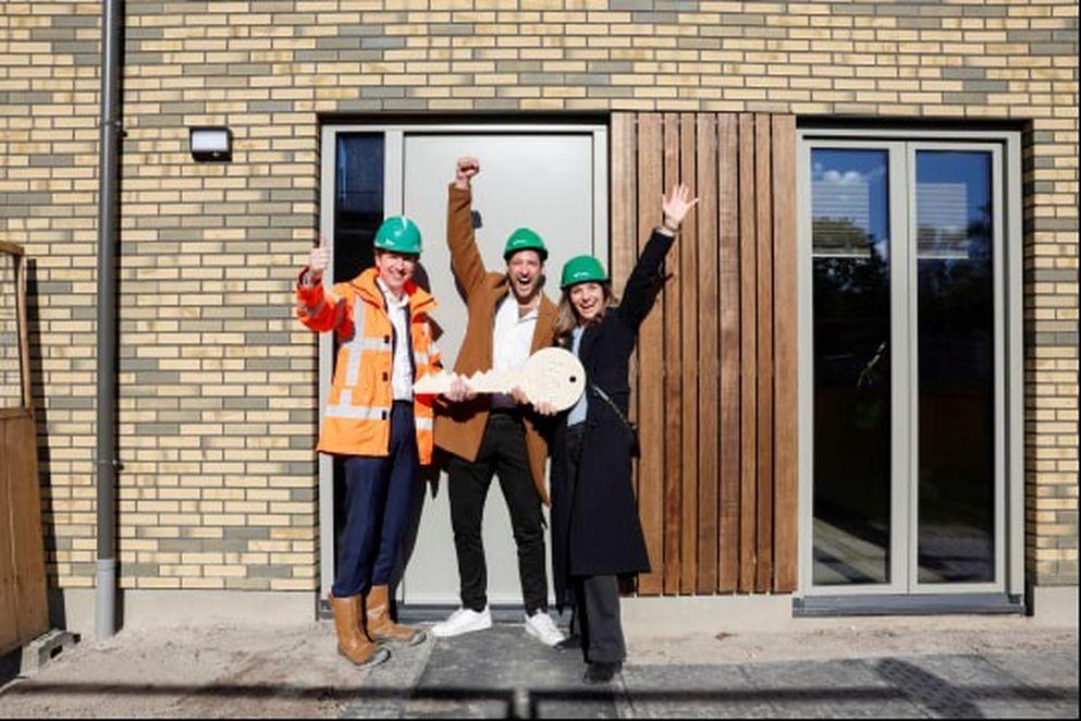 BAM levert eerste houten Flow-woning op aan nieuwe bewoners in Cruquius
