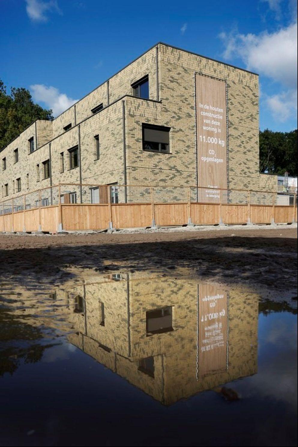 BAM levert eerste houten Flow-woning op aan nieuwe bewoners in Cruquius