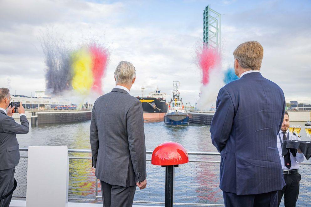 Nieuwe Sluis in Terneuzen koninklijk geopend