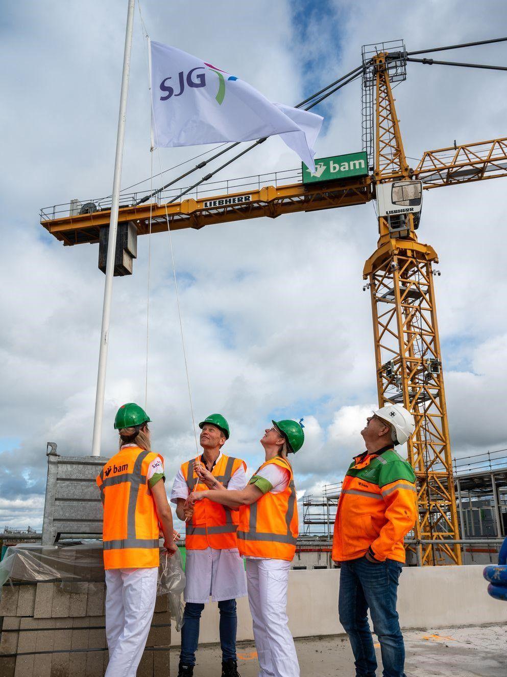 De SJG-vlag wordt op het hoogste punt gehesen