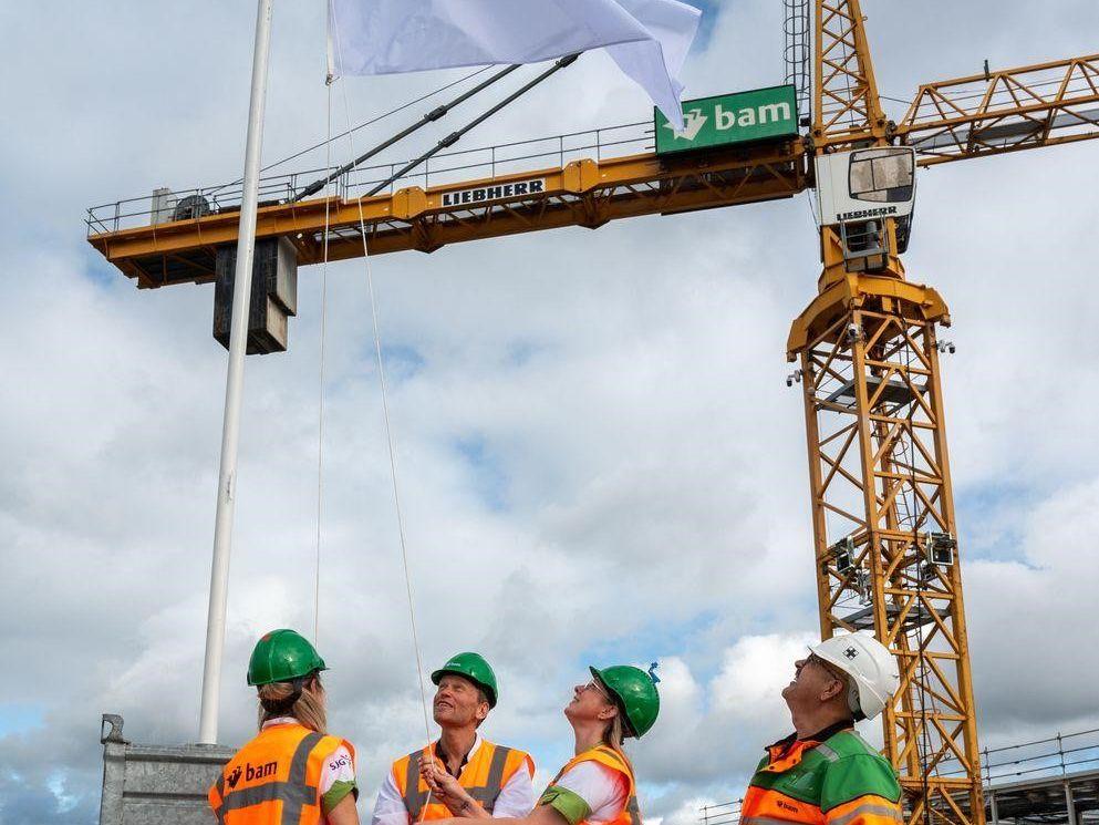 De SJG-vlag wordt op het hoogste punt gehesen