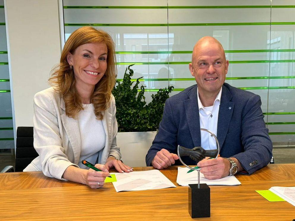 Monique van der Ende, managing director BAM Telecom and Willem Linssen, managing director WL Winet.
