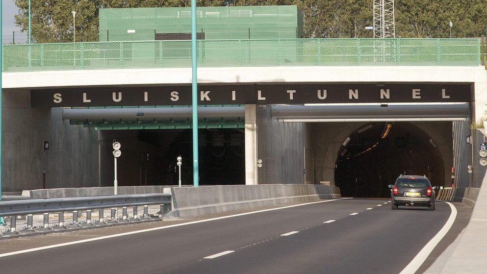 Een auto rijdt de Sluiskiltunnel in