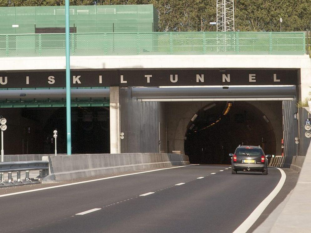 Een auto rijdt de Sluiskiltunnel in