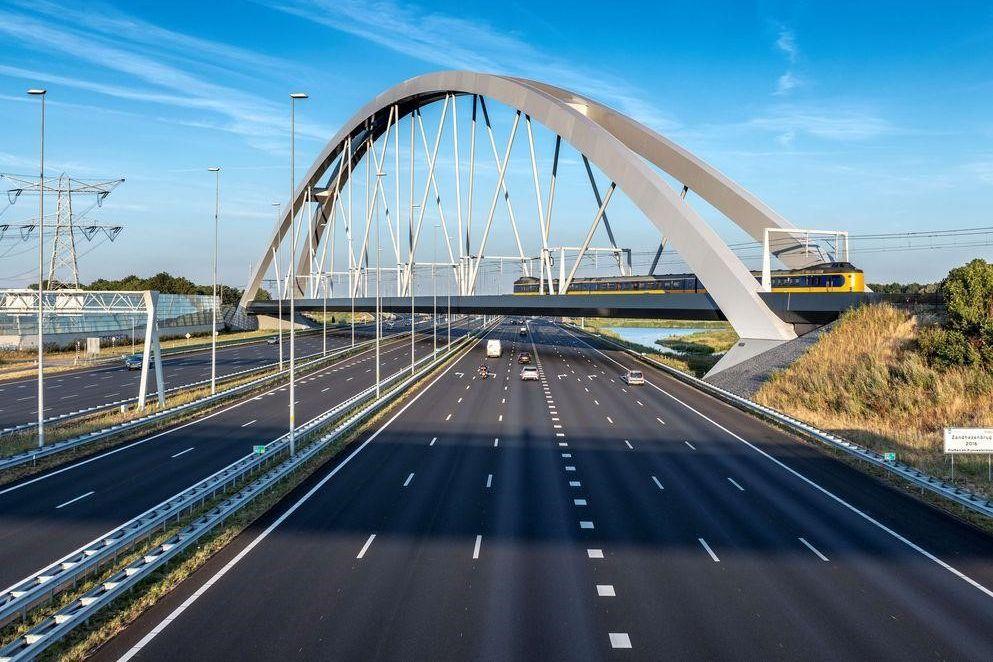 Trein die over een spoorbrug rijdt