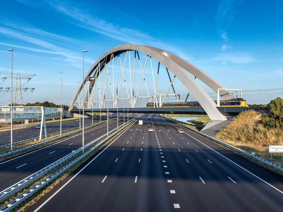 Trein die over een spoorbrug rijdt