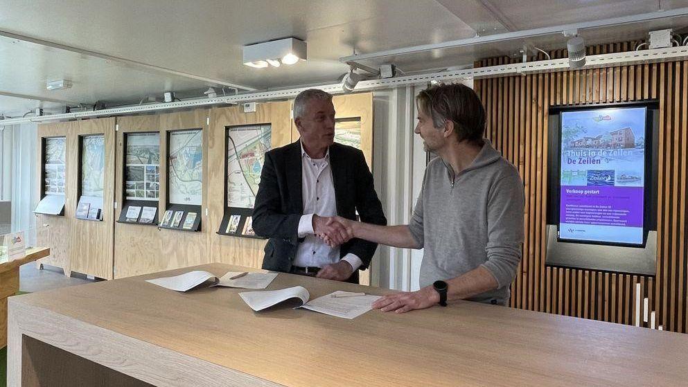 Alfred Siemesen Jelle Dijkstra schudden elkaar de hand