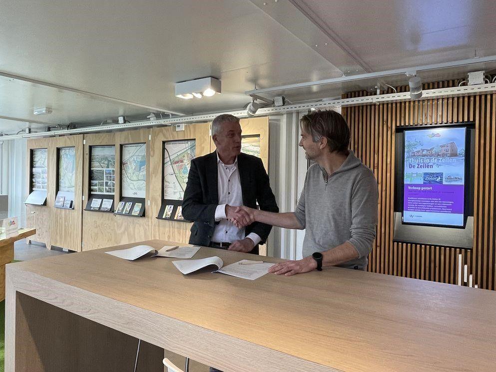 Alfred Siemesen Jelle Dijkstra schudden elkaar de hand
