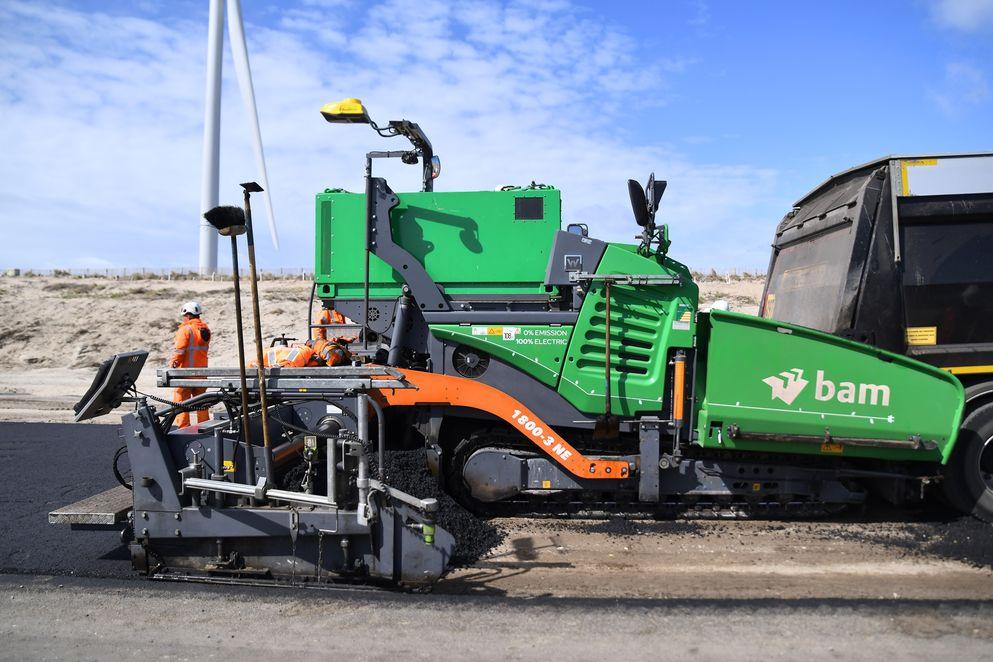 An electric asphalt paving machine
