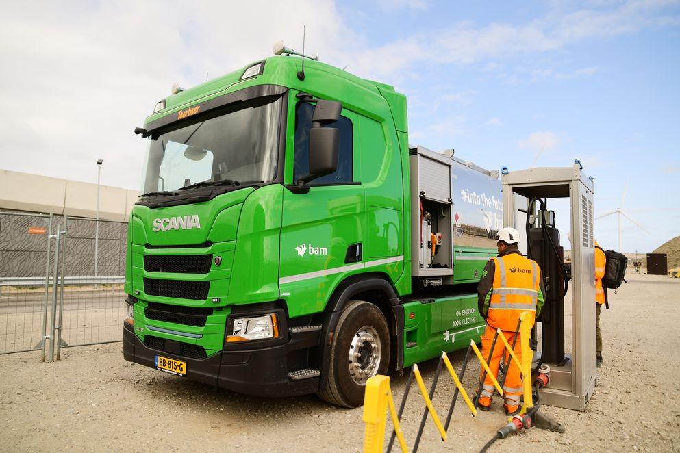 Electric sticking truck at a fast charger