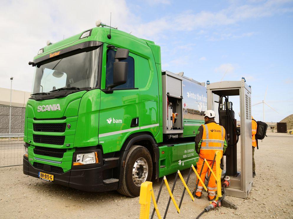 Elektrische kleefwagen bij een snellader
