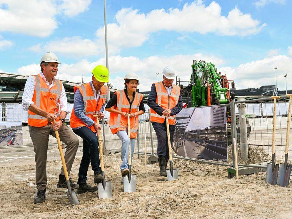 Opening bouwplaats nieuw busstation op Schiphol Plaza