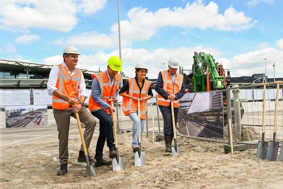 Opening bouwplaats nieuw busstation op Schiphol Plaza